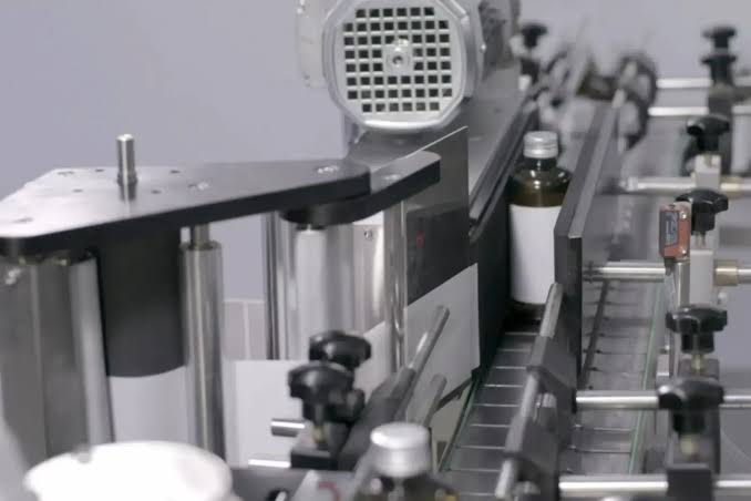 Detalle de etiquetado en botella